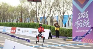روبوت "يونيتري" الشبيه بالبشر يحطم الرقم القياسي البشري لسباق 1500 متر خلال تصفيات نصف ماراثون الروبوتات في بكين
