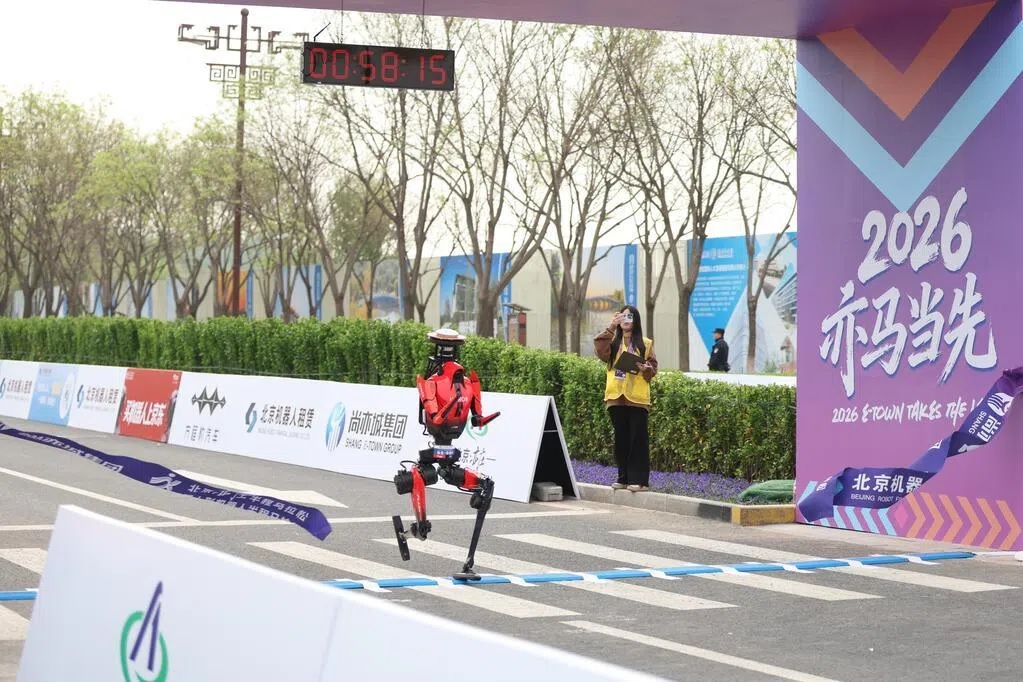 روبوت "يونيتري" الشبيه بالبشر يحطم الرقم القياسي البشري لسباق 1500 متر خلال تصفيات نصف ماراثون الروبوتات في بكين
