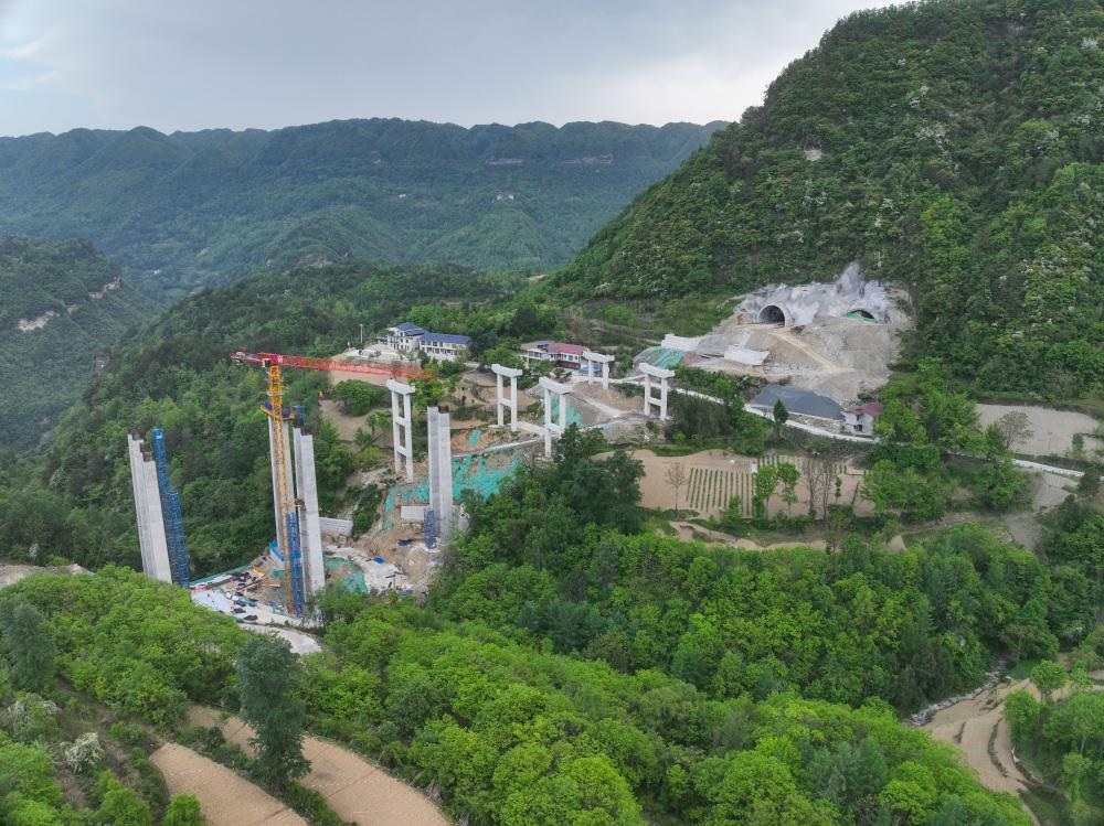 مشروع توسيع مقطع من الطريق السريع الذي يربط بين بكين وكونمينغ