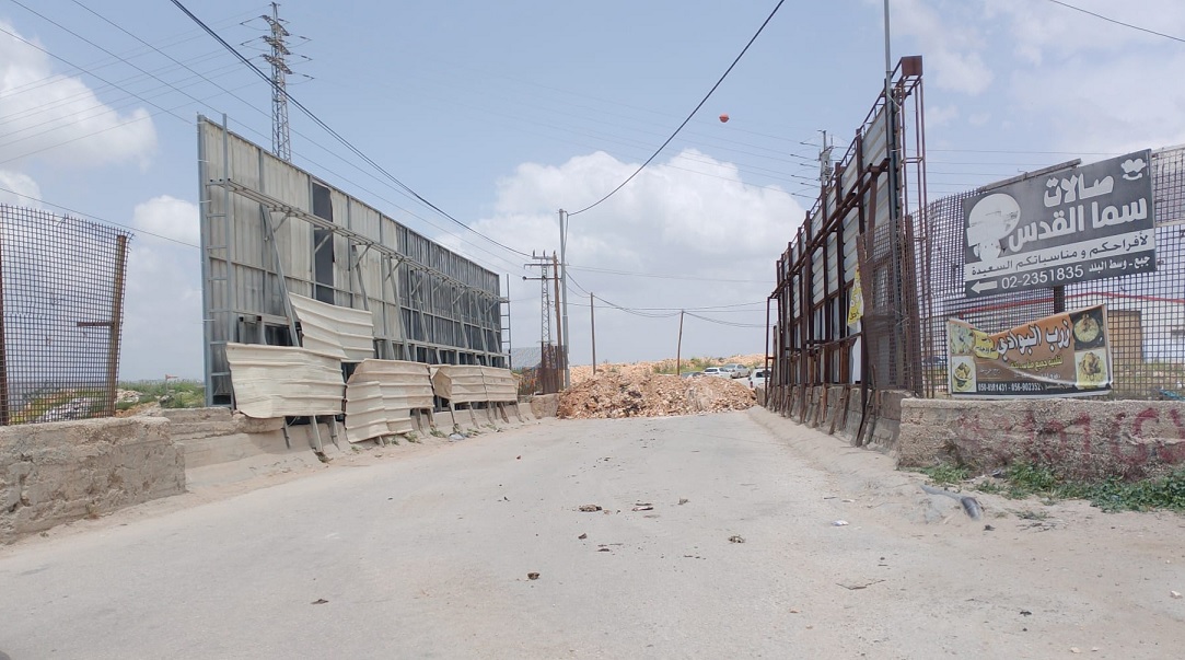 الاحتلال يغلق جسر جبع شمال القدس بالسواتر الترابية