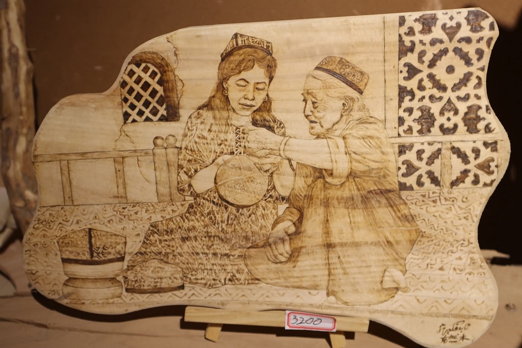 فن الرسم بالنار: نقش قصص شينجيانغ