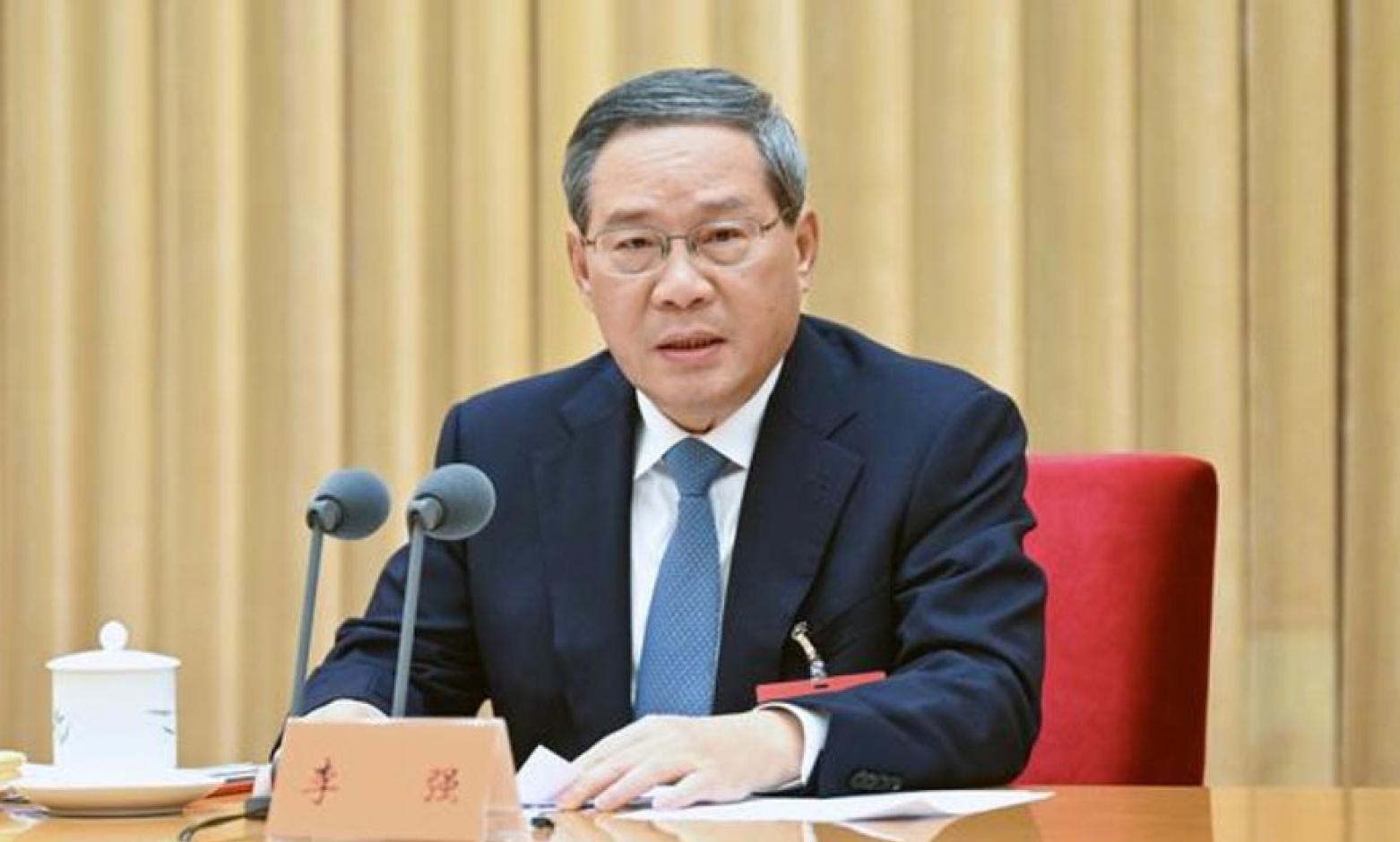 رئيس مجلس الدولة الصيني يترأس اجتماعا بشأن مناطق التجارة الحرة ولائحة إعادة النظر الإداري