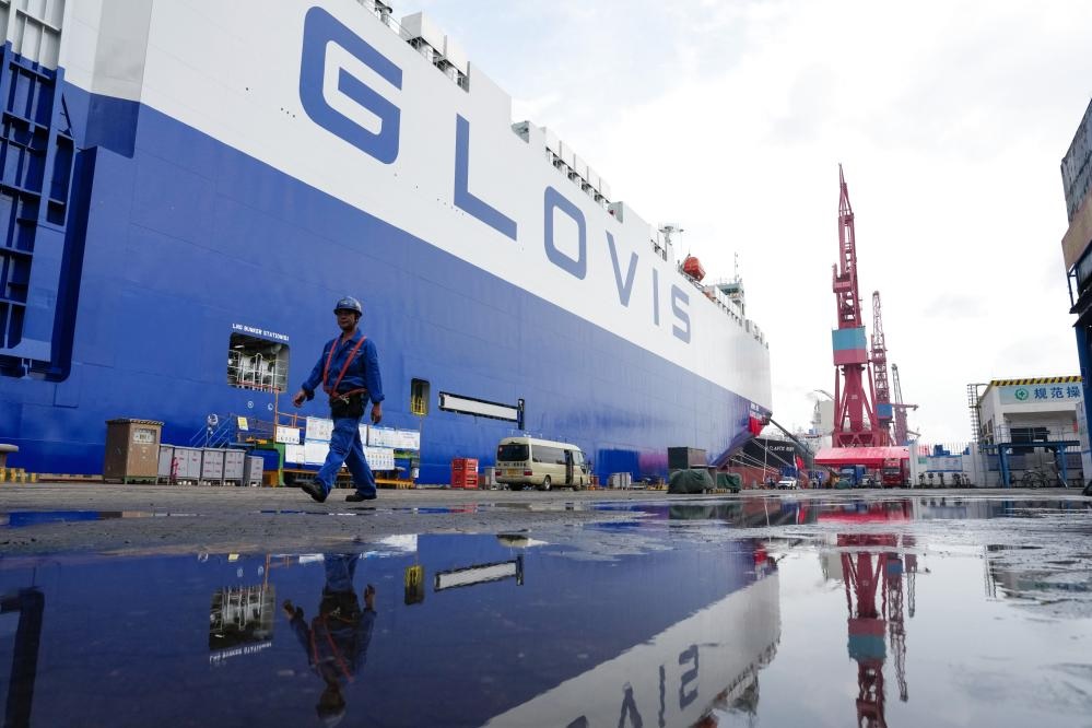 تسليم أكبر سفينة لنقل السيارات في العالم بجنوبي الصين