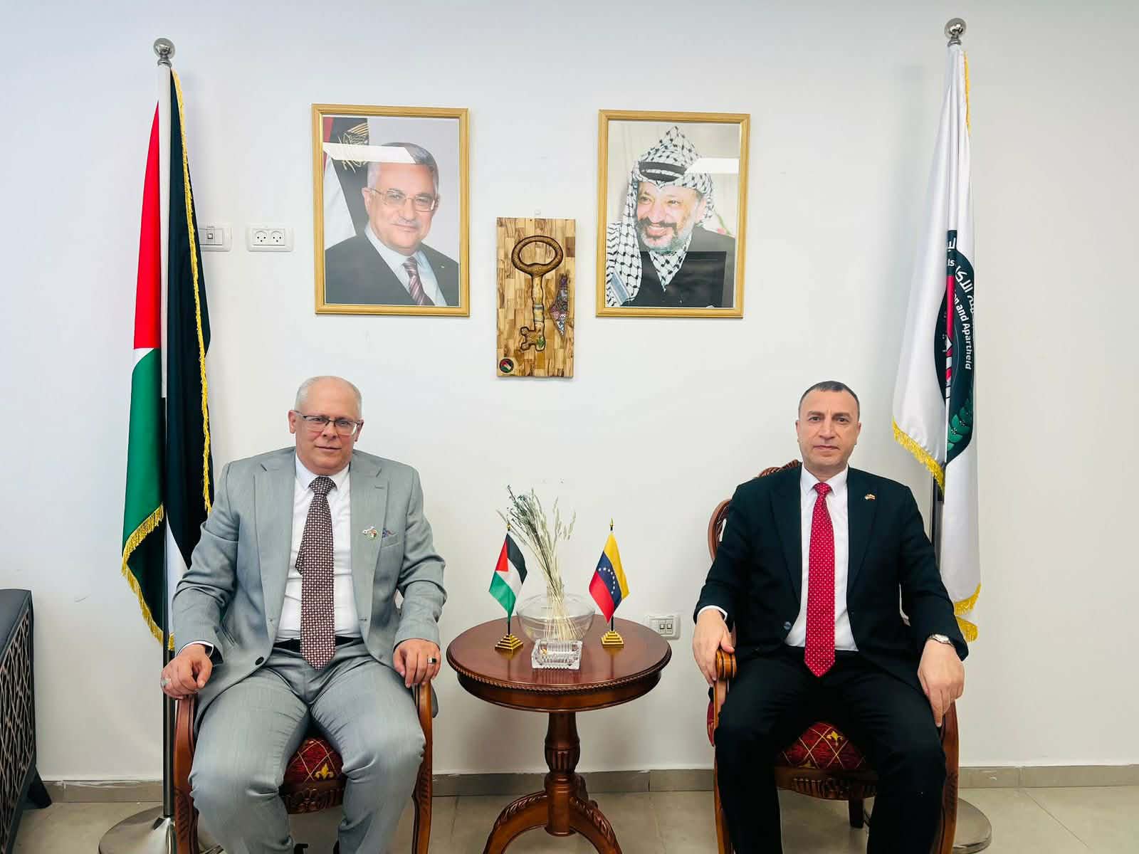 عودة يطلع السفير الفنزويلي على تفاصيل نظام الفصل العنصري في الضفة المحتلة