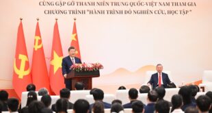 شفا - CGTN - اجتمع الأمين العام للجنة المركزية للحزب الشيوعي الصيني، الرئيس الصيني شي جين بينغ صباح يوم الأربعاء في قاعة الشعب الكبرى، مع الأمين العام للجنة المركزية للحزب الشيوعي الفيتنامي، الرئيس الفيتنامي تو لام، الذي يقوم بزيارة دولة للصين، حيث التقيا معًا بممثلي الشباب الصينيين والفيتناميين المشاركين في برنامج "الرحلة الحمراء للبحث والتعلم". وقال شي جين بينغ، إنه تلقى مؤخرا رسالة باللغة الصينية، كتبها طلاب مدرسة اللغات الأجنبية الثانوية التابعة لجامعة هانوي الوطنية وغيرها من المدارس في فيتنام، حيث شاركوا فيها تجاربهم العميقة من "الرحلة الحمراء للبحث والتعلم"، وعبروا عن عزمهم على أن يكونوا ورثة ومروجي الصداقة الصينية الفيتنامية، وأعرب شي عن ارتياح كبير لذلك. وأكد أن الشباب هم قوة فاعلة في دفع تنمية المجتمع وتقدمه، وهم أيضا ورثة شعلة قضية الحزبين والدولتين، ومستقبل الصداقة الصينية الفيتنامية يكمن في الشباب.