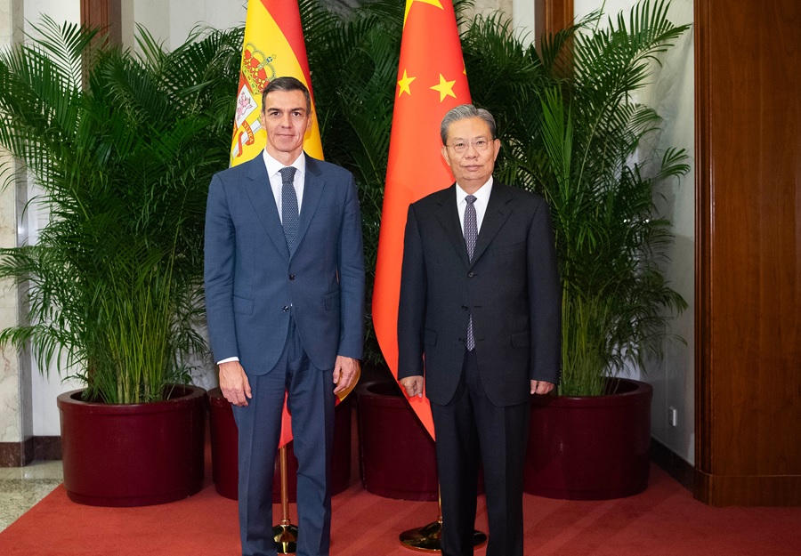 كبير المشرعين الصينيين يلتقي رئيس وزراء إسبانيا