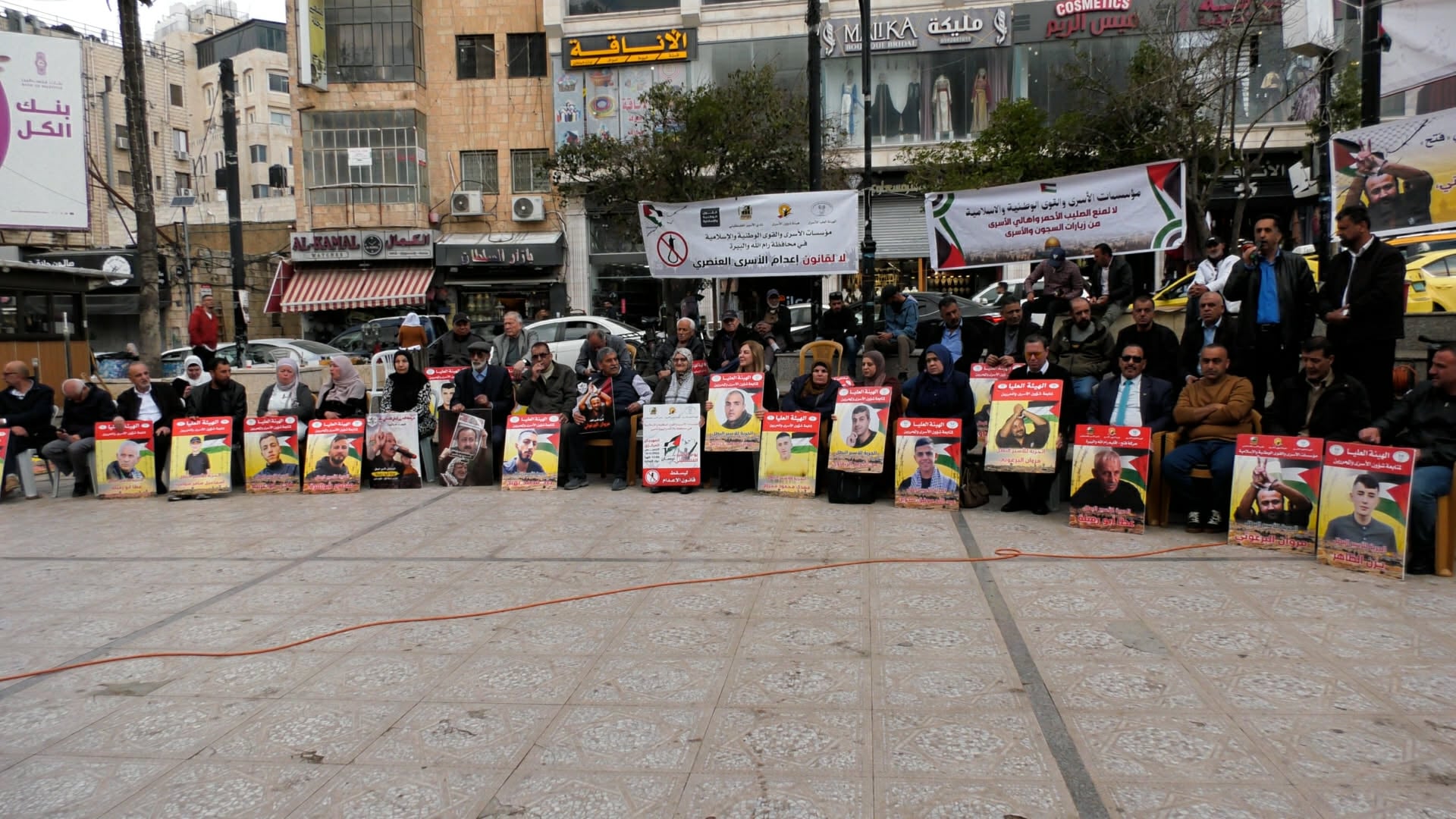 اعتصام اسنادي للمعتقلين في ساحة مركز البيرة الثقافي