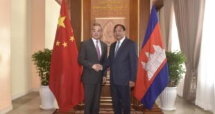 وزير الخارجية الصيني يجري محادثات مع نظيره الكمبودي