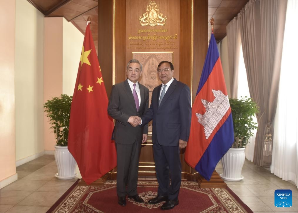 وزير الخارجية الصيني يجري محادثات مع نظيره الكمبودي