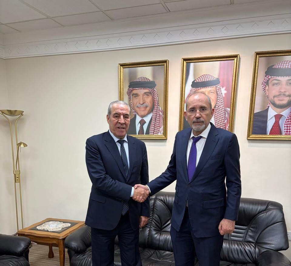 نائب الرئيس حسين الشيخ والصفدي يبحثان الأوضاع الإنسانية في غزة