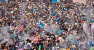 مهرجان رش الماء في مقاطعة يوننان جنوب غربي الصين