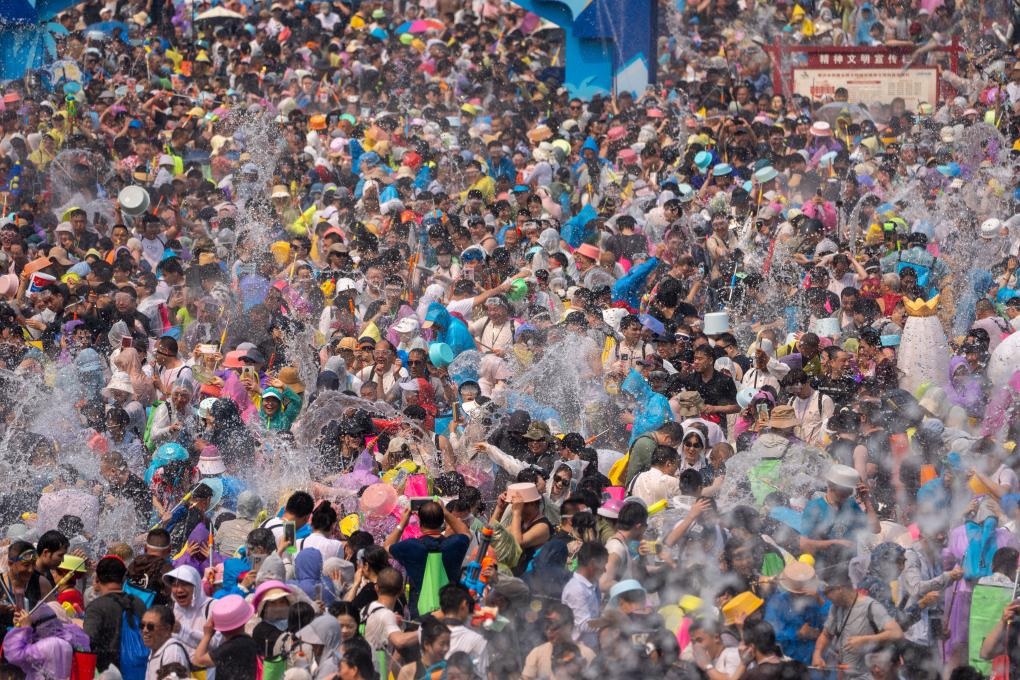 مهرجان رش الماء في مقاطعة يوننان جنوب غربي الصين