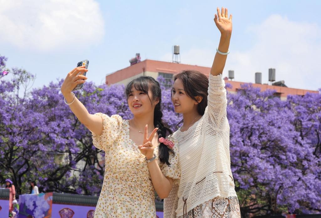 زوار يتمتعون بنهاية الأسبوع خلال موسم الربيع في الصين