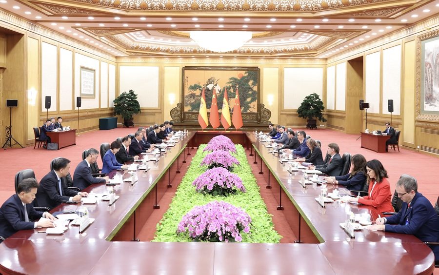 رئيس مجلس الدولة الصيني: حث المزيد من الشركات الصينية على الاستثمار في إسبانيا