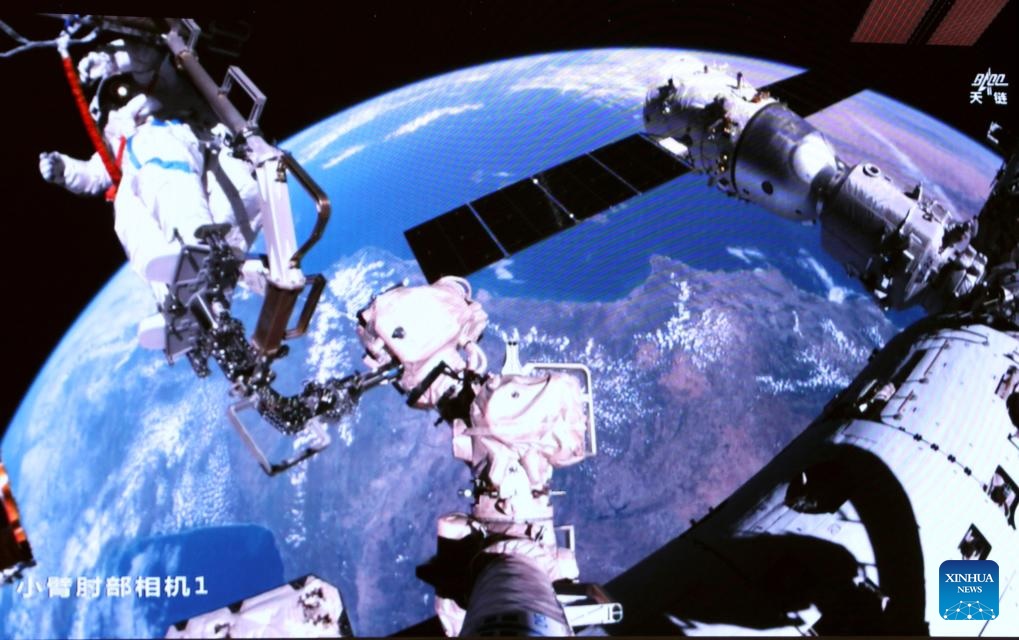 أفراد طاقم "شنتشو-21" يكملون الجولة الثالثة من الأنشطة خارج المركبة