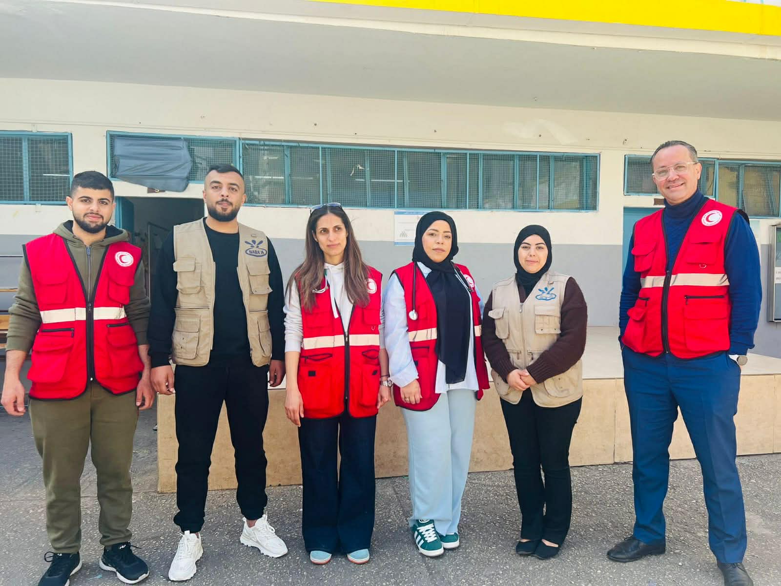 جمعية الهلال الأحمر الفلسطيني – إقليم لبنان تنفّذ يومًا طبيًا مجانيًا شاملًا للنازحين في مركز إيواء مدرسة نابلس