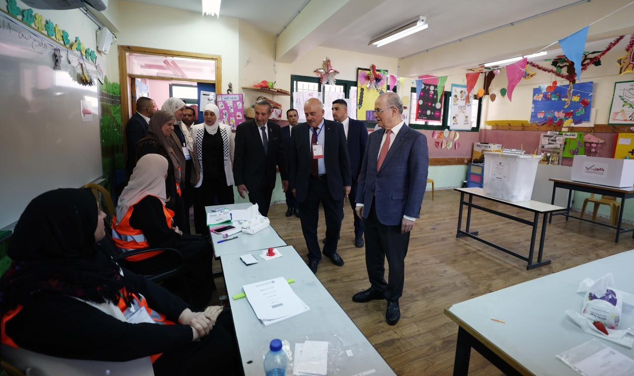 رئيس الوزراء يشيد بسير العملية الانتخابية وجهود الطواقم التي تشرف عليها
