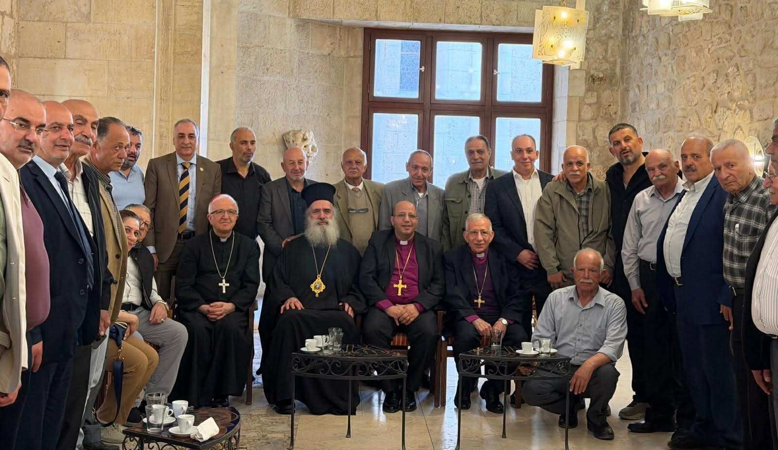 وفد مقدسي كبير يزور الكنيسة اللوثرية في القدس لتهنئة الأخوة المسيحيين بعيد الفصح المجيد