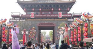 الصين تحيي التقاليد وتكرم الأسلاف وسط طفرة قياسية في حركة السفر