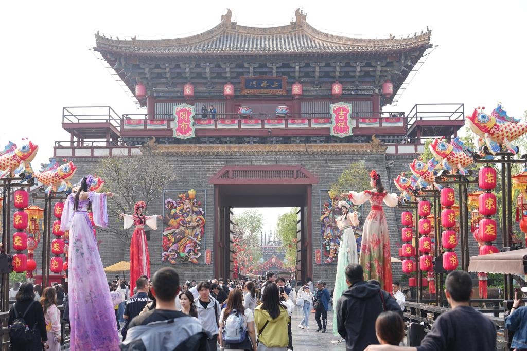 الصين تحيي التقاليد وتكرم الأسلاف وسط طفرة قياسية في حركة السفر