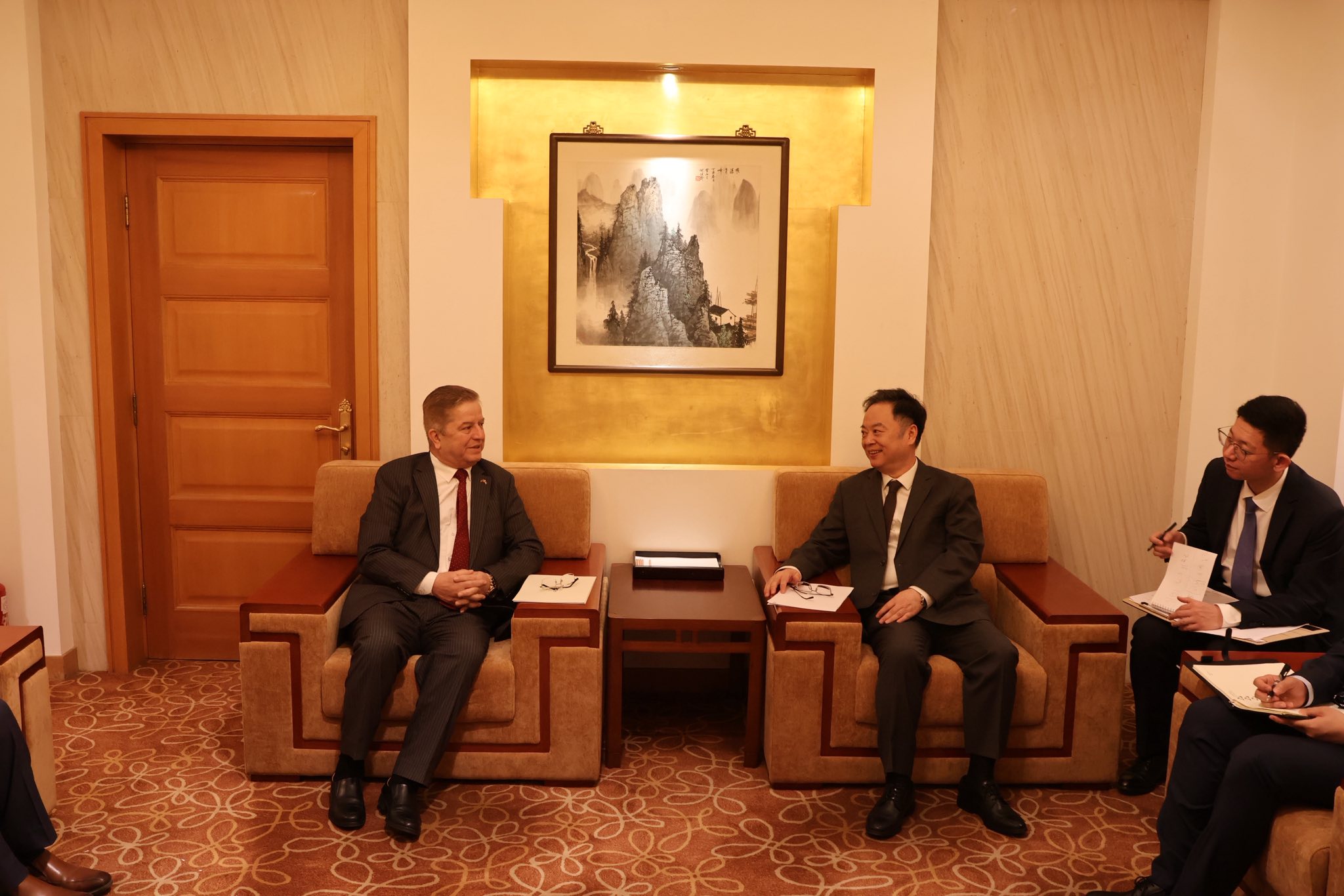 سفير فلسطين لدى الصين جواد عواد يبحث مع مسؤول في الخارجية الصينية آخر التطورات في فلسطين والتعاون الثنائي