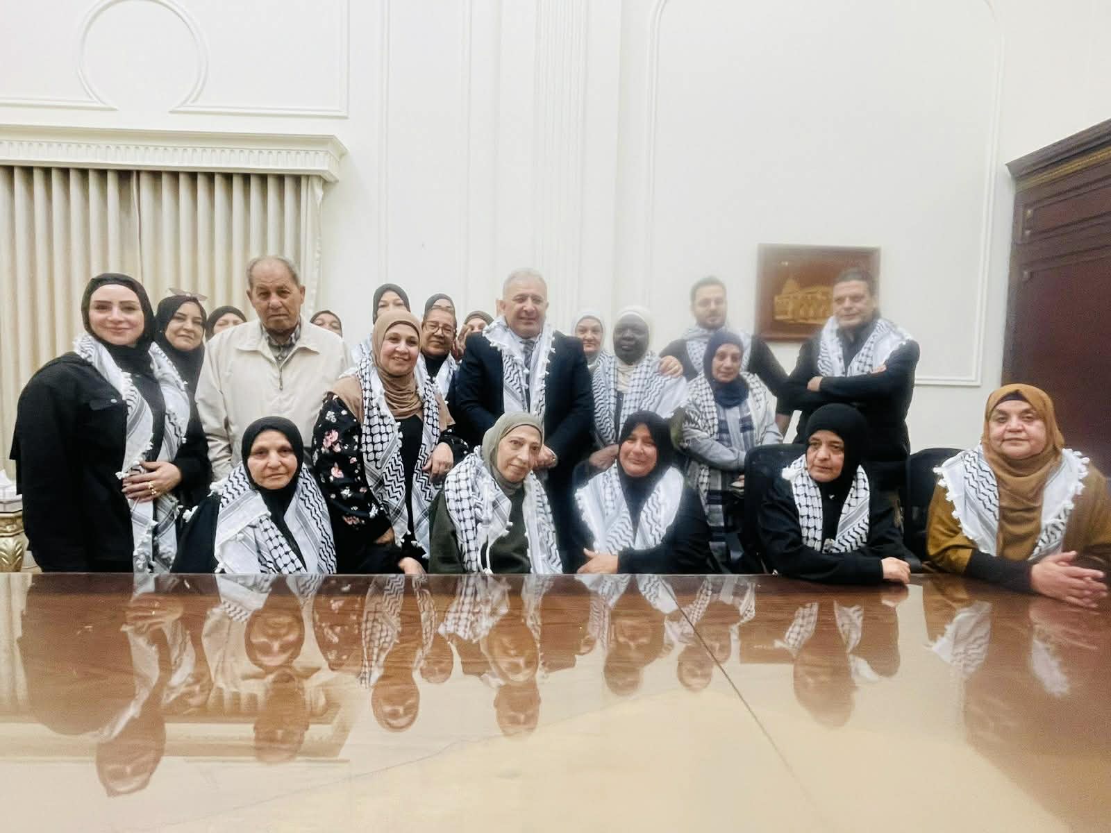 السفير الاسعد يلتقي عائلات الشهداء لبحث أوضاعهم المعيشية في ظل الظروف الراهنة