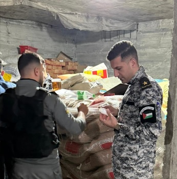 الضابطة الجمركية والأمن الوقائي يضبطون 3.5 طن مواد غذائية فاسدة في الخليل