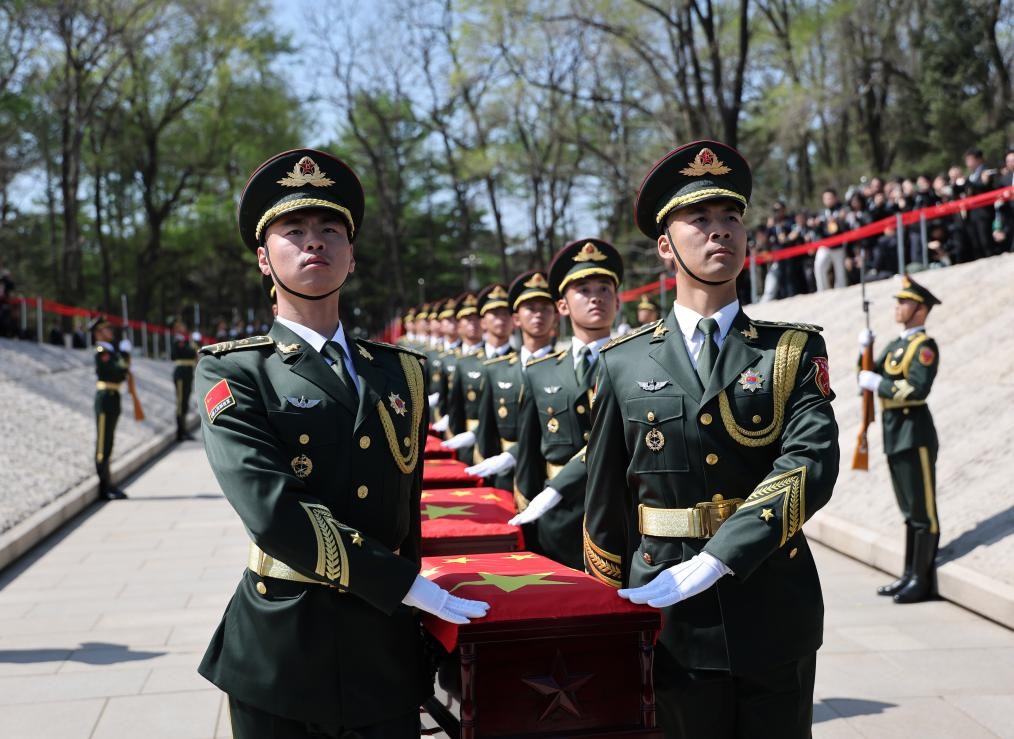 دفن رفات 12 شهيدا صينيا من حرب مقاومة العدوان الأمريكي ومساعدة كوريا في وطنهم