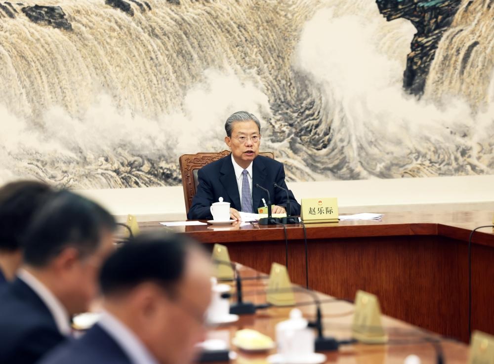 مشرعون صينيون يستمعون إلى تقارير بشأن مناقشات حول مشروعات قوانين