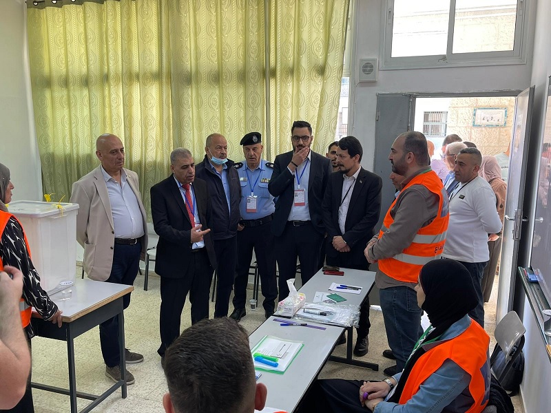 قلقيلية: المحافظ يتفقد عدد من مراكز الاقتراع في المحافظة