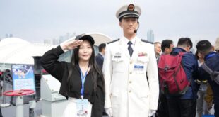 أبناء تايوان يشاركون في فعالية اليوم المفتوح بمناسبة الذكرى الـ77 لتأسيس القوات البحرية التابعة لجيش التحرير الشعبي