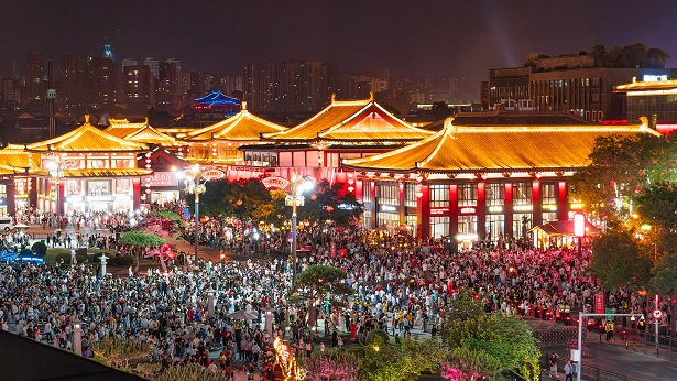 ضيوف من مختلف الدول يزورون داتانغ إيفربرايت سيتي في مدينة شيآن