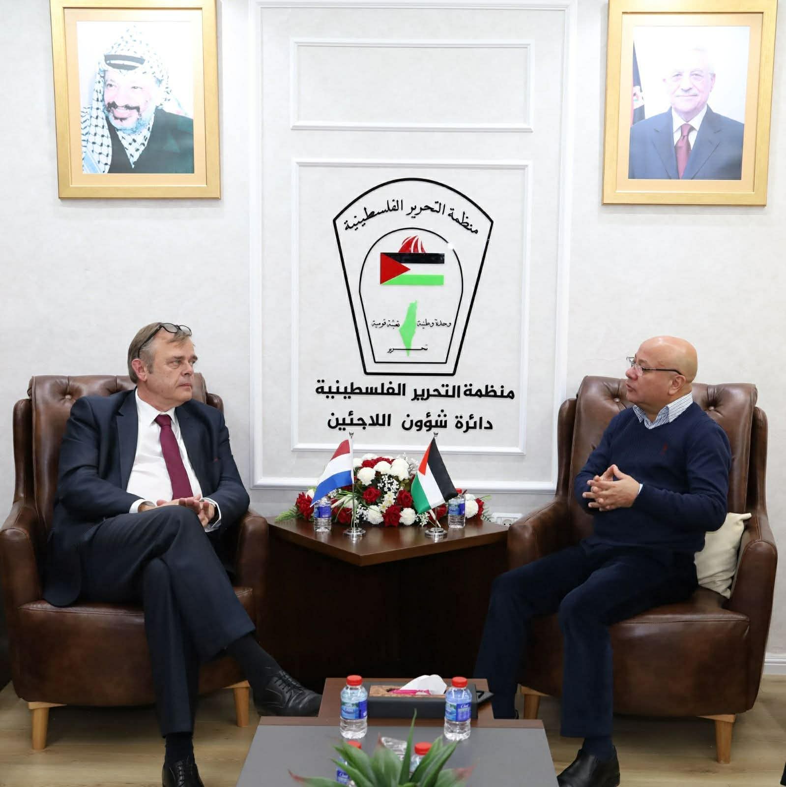 أحمد أبو هولي يبحث مع السفير الهولندي سبل دعم الاونروا وحماية ولايتها من مخاطر الاستهداف الوجودي