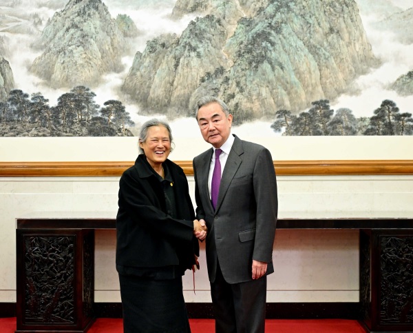 وزير الخارجية الصيني يلتقي الأميرة التايلاندية سيريندهورن