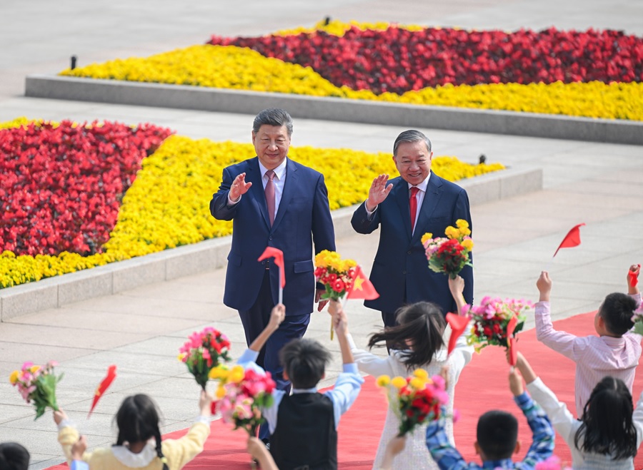 شي يقيم مراسم ترحيب للزعيم الأعلى لفيتنام