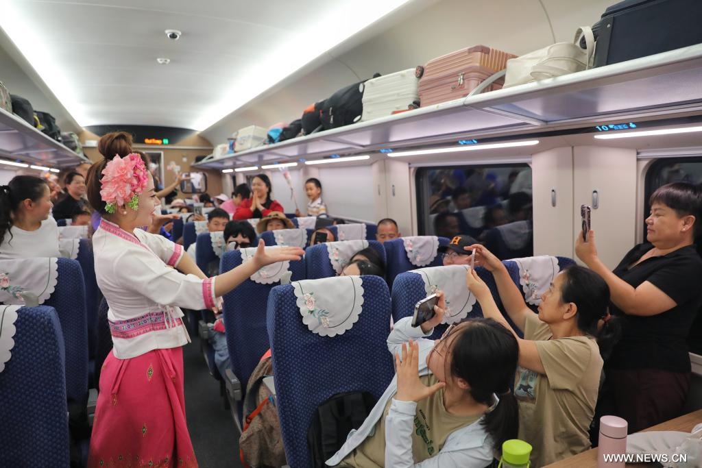 خط الصين-لاوس للسكك الحديدية يتعامل مع أكثر من 800 ألف رحلة ركاب عبر الحدود