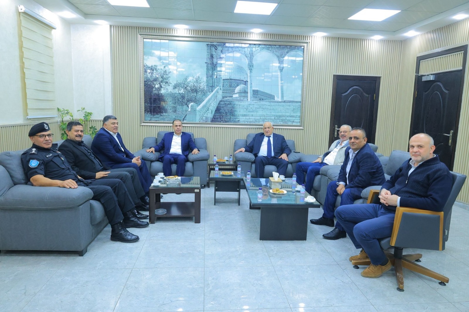 وزير الداخلية اللواء زياد هب الريح ومدير عام الشرطة اللواء علام السقا يتفقدان مديرية شرطة محافظة نابلس