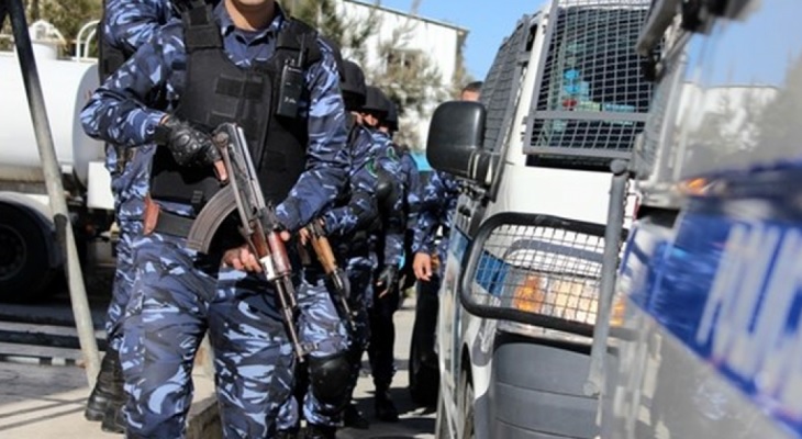 "شرطة الخليل" تعتقل 3 أشخاص اعتدوا على مواطن وممتلكات