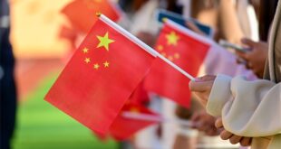 طلاب المدارس المتوسطة ينشطون في مباريات كرة القدم للروبوتات الشبيهة بالبشر مع تزايد تعميم الذكاء الاصطناعي في الصين