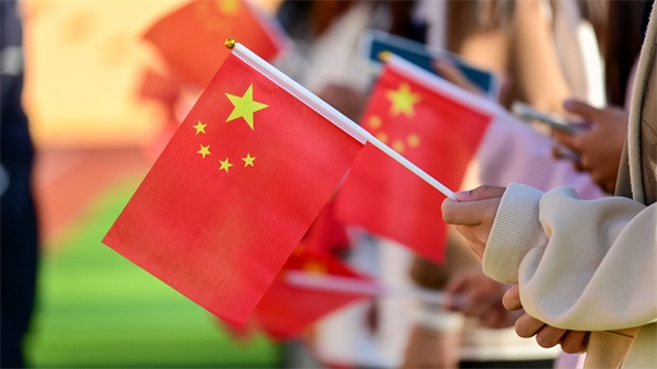 طلاب المدارس المتوسطة ينشطون في مباريات كرة القدم للروبوتات الشبيهة بالبشر مع تزايد تعميم الذكاء الاصطناعي في الصين