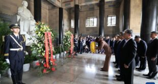 رئيسة حزب الكومينتانغ تقدم التحية لضريح صون يات-صن في نانجينغ