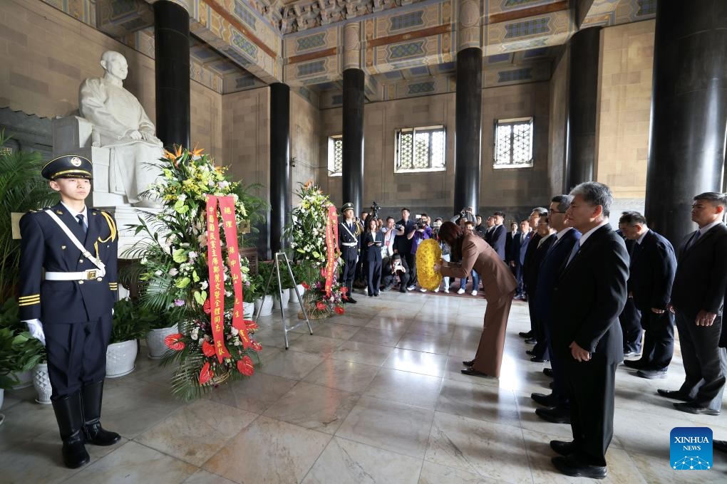 رئيسة حزب الكومينتانغ تقدم التحية لضريح صون يات-صن في نانجينغ