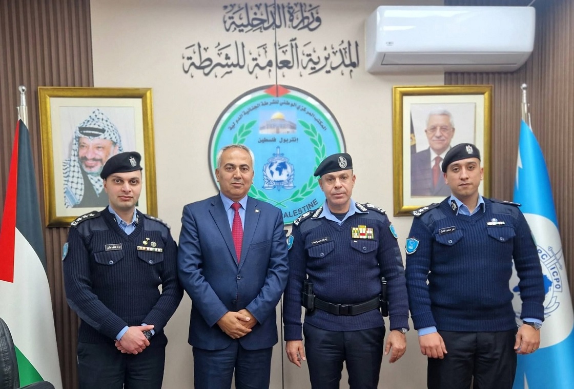 مدير عام الشرطة اللواء علام السقا يتفقد المكتب المركزي الوطني "انتربول فلسطين"