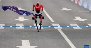 روبوت صيني يحطم الرقم القياسي للعدائين البشريين في سباق نصف الماراثون