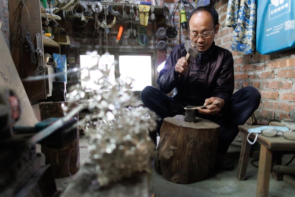 الصناعة اليدوية للحلي الفضية في جنوب غربي الصين