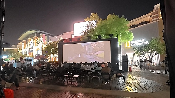 مشاهدة الأفلام مجانا زائد اقتصاد الليل : قصص السينما تنشط الاستهلاك الليلي في المناطق التجارية