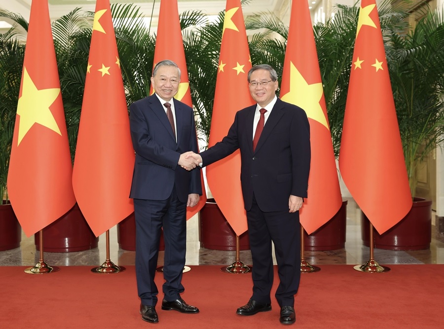 رئيس مجلس الدولة الصيني: الصين تعتزم تعزيز الارتباطية مع فيتنام في السكك الحديد القياسية والطرق السريعة والموانئ الذكية
