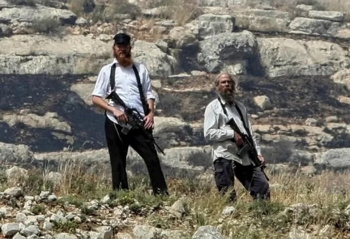 مستوطنون يجبرون مزارعين على مغادرة أراضيهم في اللبن الشرقية جنوب نابلس