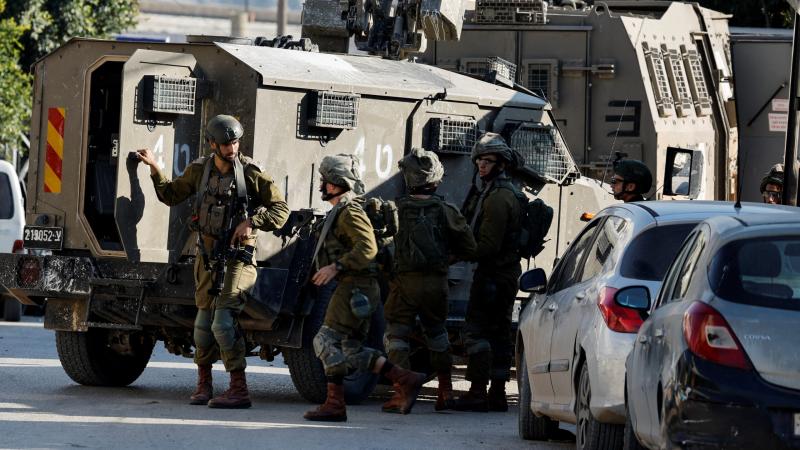 قوات الاحتلال تحتجز شاباً وتستولي على معدات جرافة غرب سلفيت