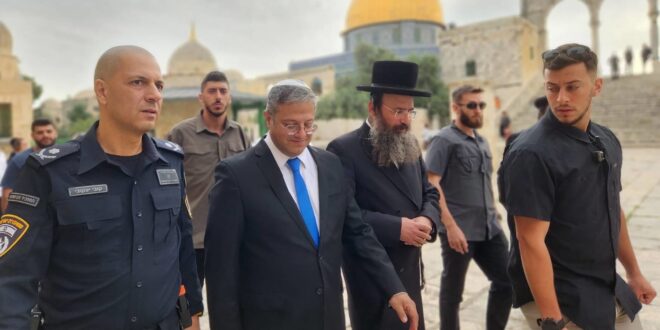 بن غفير ومجموعة من المستوطنين يقتحمون المسجد الأقصى